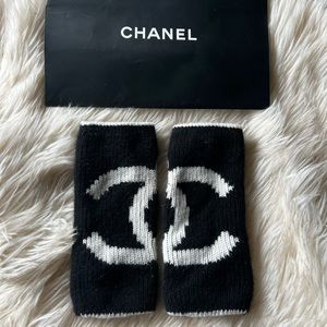 CHANEL - Wool and cashmere fingerless mittens.